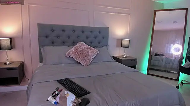 Snapshot of ALICESANDOVAL chatting on 09/18/25, 11:46 ALICESANDOVAL online show from 09/18/25, 11:46