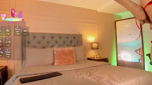 Snapshot of ALICESANDOVAL chatting on 10/08/25, 11:12 ALICESANDOVAL online show from 10/08/25, 11:12