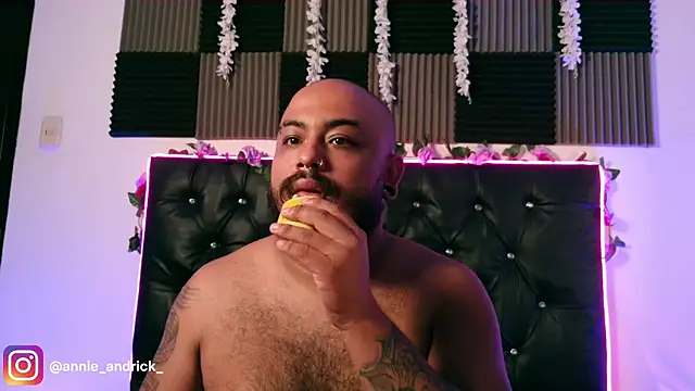  leda swan  online show from 03/26/26, 11:08