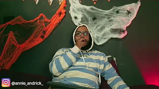  leda swan  online show from 10/22/25, 01:21