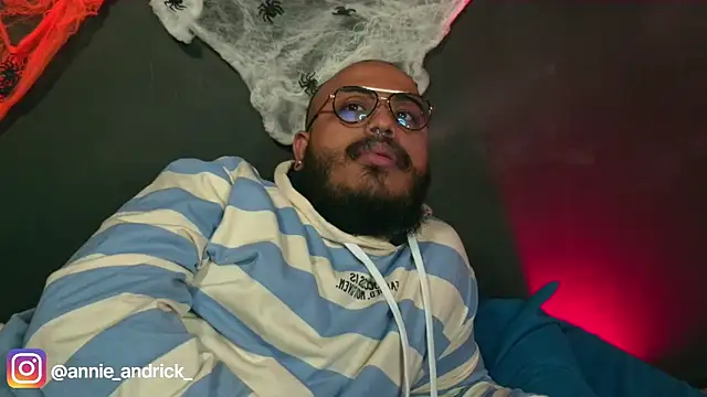  leda swan  online show from 10/24/25, 01:21