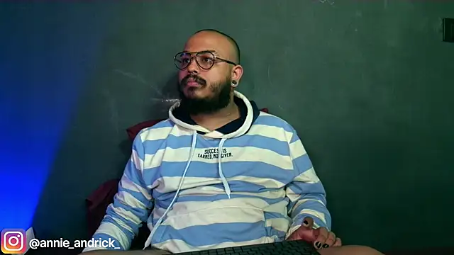  leda swan  online show from 11/17/25, 12:31