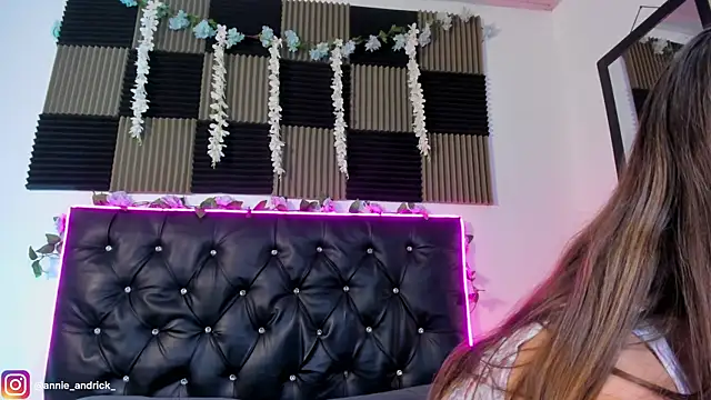  leda swan  online show from 05/27/26, 10:00