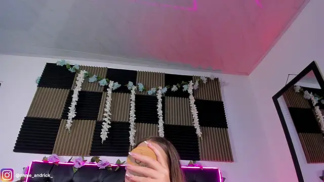  leda swan  online show from 06/07/26, 10:09