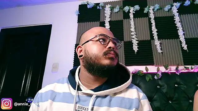  leda swan  online show from 03/30/26, 11:01