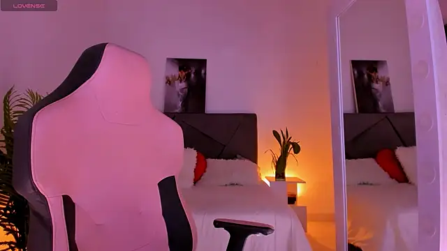 gianaliann  online show from 05/12/26, 03:58