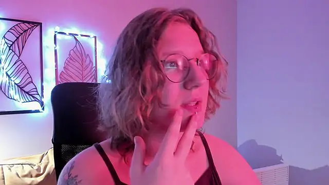 Hailey Foxy online show from 11/18/25, 09:01