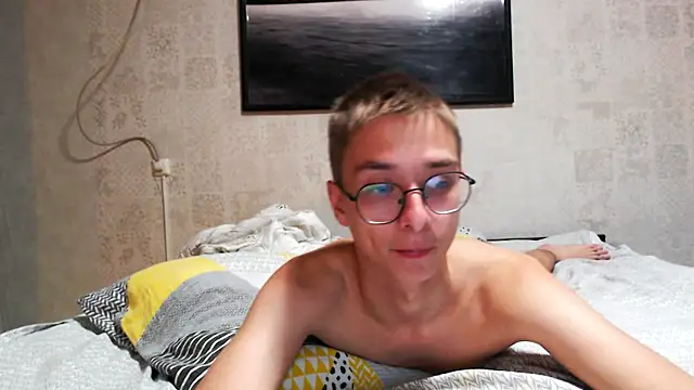 glasses cat online show from 05/05/26, 08:12
