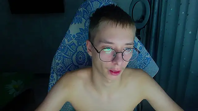 glasses cat online show from 02/14/26, 11:27