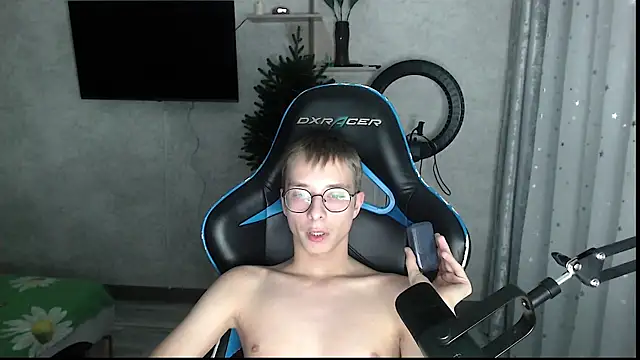 glasses cat online show from 01/09/26, 09:44