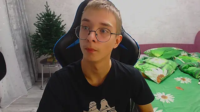 glasses cat online show from 12/05/25, 07:23