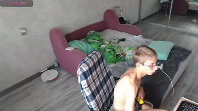 glasses cat online show from 09/14/25, 02:50