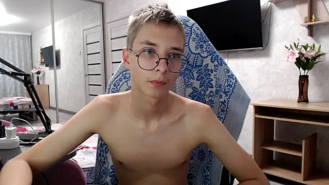 glasses cat online show from 05/10/26, 05:15