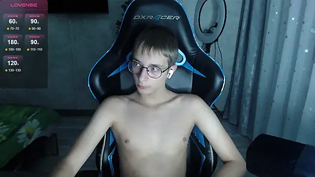 glasses cat online show from 01/15/26, 04:21