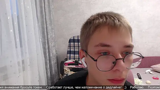 glasses cat online show from 10/15/25, 04:44