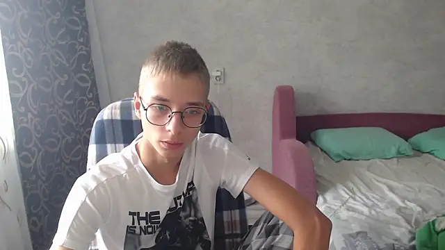 glasses cat online show from 09/23/25, 07:48