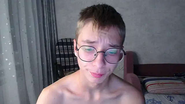 glasses cat online show from 10/27/25, 09:27