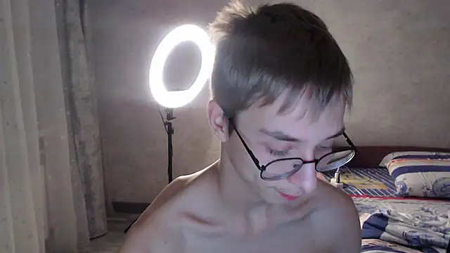 glasses cat online show from 11/11/25, 09:53