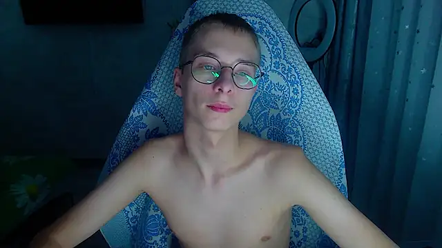 glasses cat online show from 02/10/26, 09:58