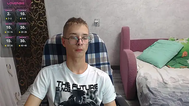 glasses cat online show from 09/21/25, 05:18