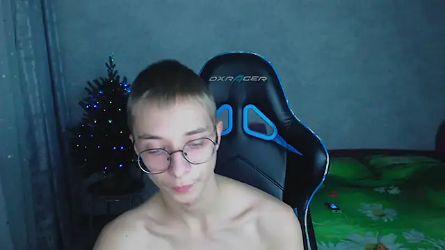 glasses cat online show from 12/04/25, 06:29