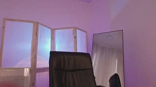 Snapshot of Lina_Glow chatting on 04/13/26, 06:50 Lina Glow online show from 04/13/26, 06:50