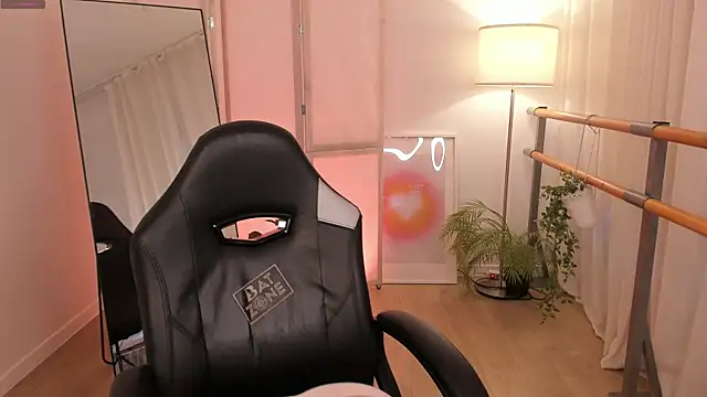 Lina Glow online show from 12/01/25, 06:47