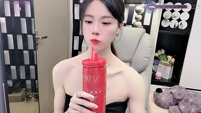 Snapshot of Yueyue-MM chatting on 06/18/26, 03:49 Yueyue-MM online show from 06/18/26, 03:49