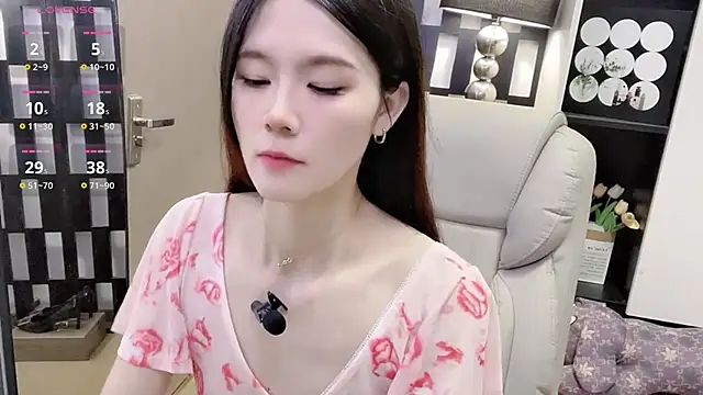 Yueyue-MM online show from 12/04/25, 02:49