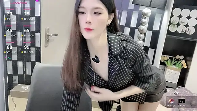 Yueyue-MM online show from 10/17/25, 12:14