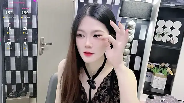 Yueyue-MM online show from 10/28/25, 12:33