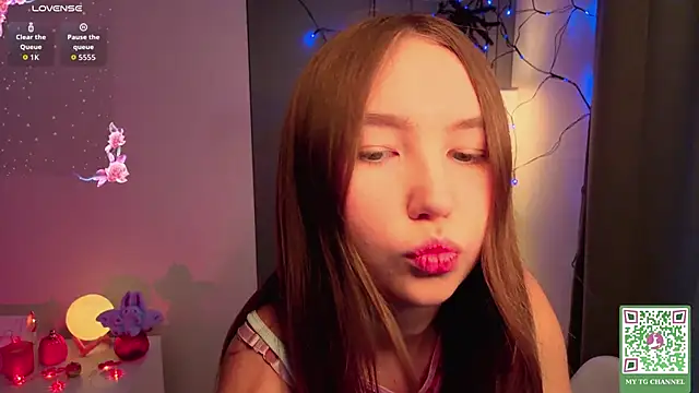 ElfredaTupy online show from 10/18/25, 06:04