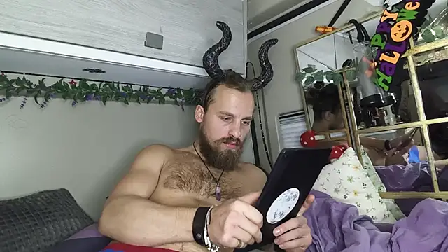 JuliCarl online show from 10/30/25, 08:17