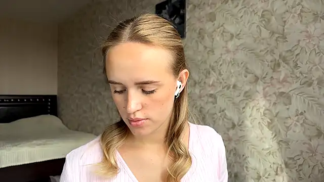 Snapshot of ElisabetLorney chatting on 09/17/25, 08:38 ElisabetLorney online show from 09/17/25, 08:38