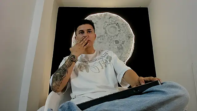 liaamsmiith  online show from 10/22/25, 12:04