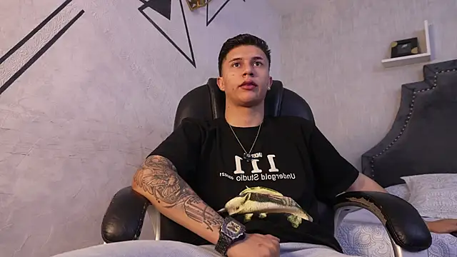 liaamsmiith  online show from 11/24/25, 12:49