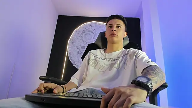 liaamsmiith  online show from 11/03/25, 12:31