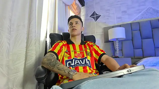 liaamsmiith  online show from 10/21/25, 12:26