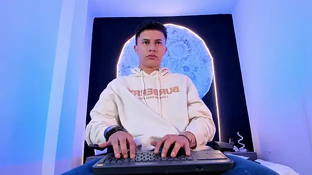 liaamsmiith  online show from 10/27/25, 12:06