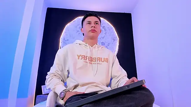 liaamsmiith  online show from 10/25/25, 12:28