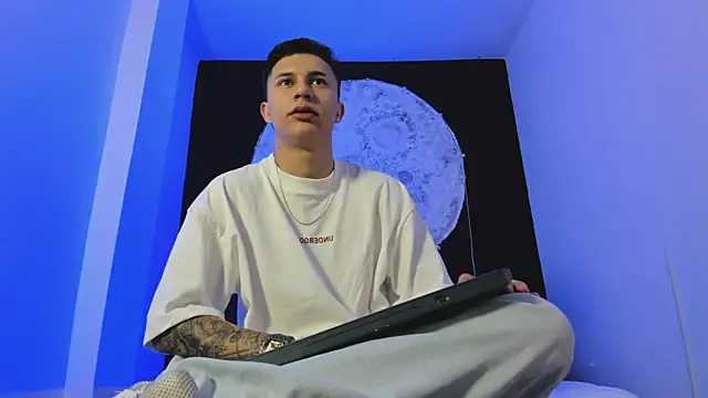 liaamsmiith  online show from 10/26/25, 12:49