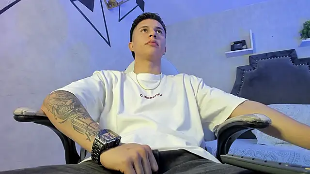 liaamsmiith  online show from 11/23/25, 12:48