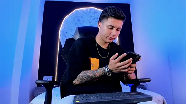 liaamsmiith  online show from 10/29/25, 12:37