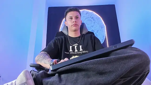 liaamsmiith  online show from 11/04/25, 12:20