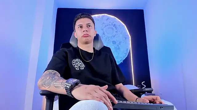 liaamsmiith  online show from 11/09/25, 12:09