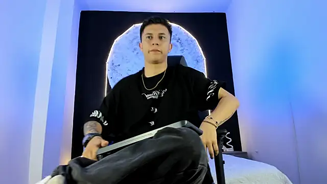 liaamsmiith  online show from 11/08/25, 12:52