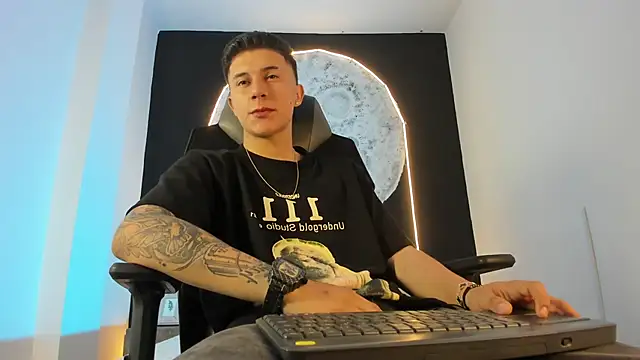 liaamsmiith  online show from 11/01/25, 11:59