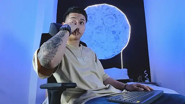 liaamsmiith  online show from 11/11/25, 12:22