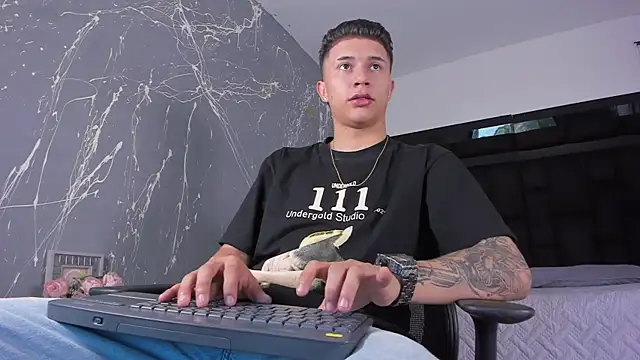 liaamsmiith  online show from 11/17/25, 12:09