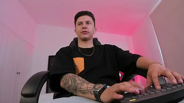 liaamsmiith  online show from 12/03/25, 12:04